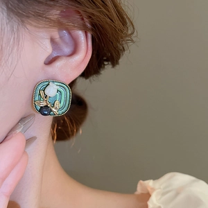 Vintage French-style square tulip earrings with white flower and gold leaf details
