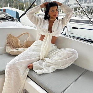 Ensemble blanc plissé chic avec haut court à nouer et pantalon large pour femmes