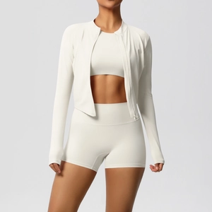 Détail d'un ensemble de yoga crème 3 pièces avec veste zippée, brassière et short gainant