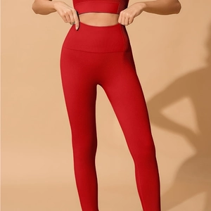 Gros plan du pantalon de yoga rouge sans couture à taille haute avec texture côtelée