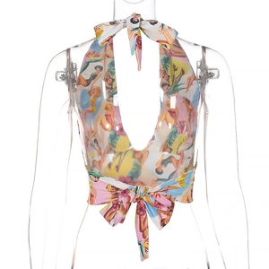 Detail von Crop Top mit Vintage Pin-up Girl Print und Bindedetail an der Taille