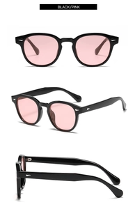 Détails de lunettes de soleil rondes rétro avec monture noire et verres roses
