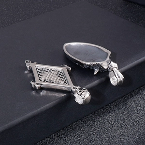 Vintage stainless steel wolf head and skull shield pendants for men on dark box