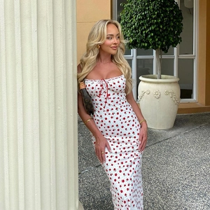 Vestido midi ajustado con estampado de flores rojas y tirantes finos de estilo francés