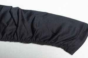 Dettaglio di tessuto nero a pieghe con cuciture elastiche e stile a maglia
