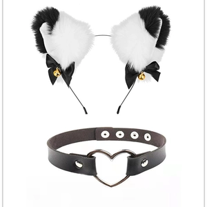 Détail de serre-tête oreilles de chat en peluche et collier choker à cœur