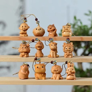 Set mit 12 handgeschnitzten Tierkreiszeichen-Anhängern aus Thuja-Holz mit Perlen