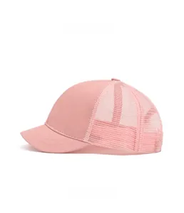 Vista laterale del berretto da baseball in mesh rosa con visiera corta curva