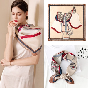 Foulard in seta con stampe equestri vintage e bordi a strisce rosse e blu per donna elegante