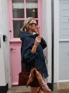 Détail d'une veste à carreaux avec cordon à la taille et accessoires de mode décontractés