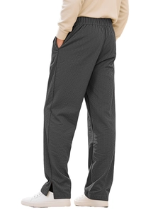 Detailansicht der dunkelgrauen Fischgrätenstruktur der locker sitzenden Herren-Strickhose