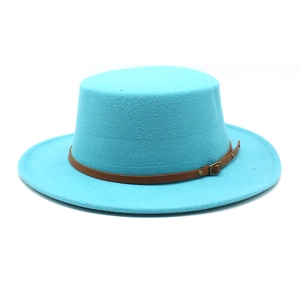 Vue détaillée du chapeau canotier bleu ciel en feutre avec sangle en cuir et boucle métal