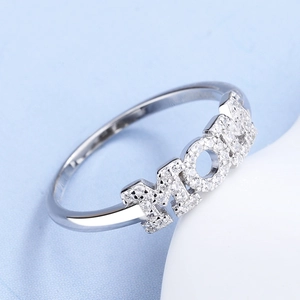 Anello MOM in argento sterling S925 con zirconi cubici su sfondo azzurro