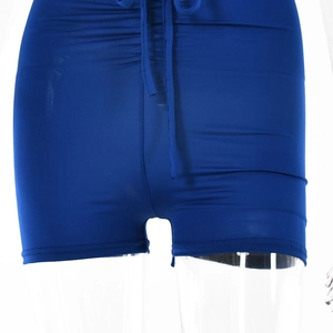 Gros plan d'un short bleu marine élastique avec cordon de serrage et tissu froncé
