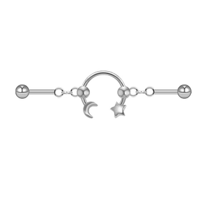 Detailansicht eines silbernen Industrial-Barbells mit Mond- und Sternanhängern für Ohren