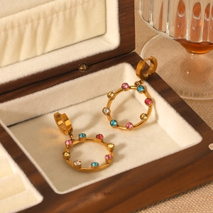 Boucles d'oreilles créoles en acier plaqué or 18K ornées de zircons colorés vibrants