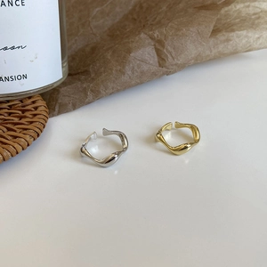 Chic S925 sterling silver wavy rings in gold and silver finish on a stylish tabletop