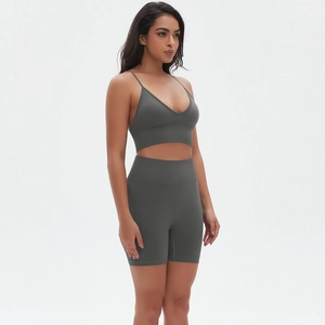 Detailansicht des nahtlosen dunkelgrauen Sport-BHs mit V-Ausschnitt und Fitness-Shorts