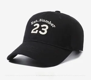 Detailansicht der schwarzen Baumwoll-Baseballkappe mit Nummer 23 Stickerei