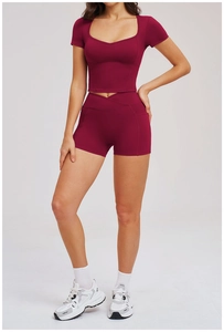Détail d'ensemble de sport bordeaux avec décolleté en cœur et taille en V croisée