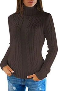 Détail de la maille torsadée marron foncé sur un pull à col roulé ajusté de qualité