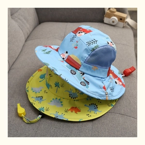 Dettaglio di cappelli da sole per bambini con rete, sottogola e fibbia a fischietto