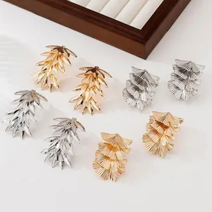 Metallische Ginkgo-Blatt-Ohrringe mit Quasten in geschichtetem Gold und Silber