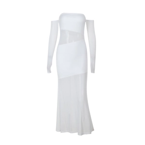 Robe longue blanche ajustée à épaules dénudées avec détails en tulle transparent