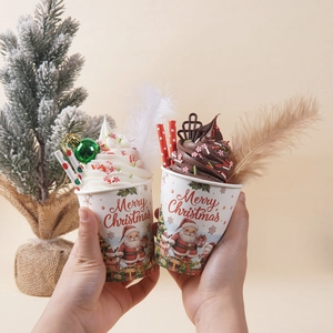 Weihnachts-Eisbecher aus Papier mit Weihnachtsmann-Design und festlicher Feiertagsdekoration