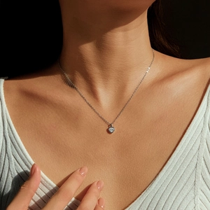 Élégant collier cœur en argent sterling S925 avec pierre centrale sur un mannequin