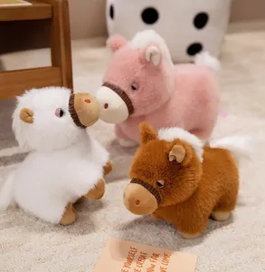 Trois adorables chevaux en peluche blanc, rose et marron avec une texture douce