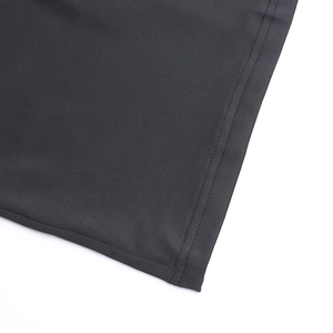 Détail de l'ourlet à double couture de précision et dentelle sur la robe noire