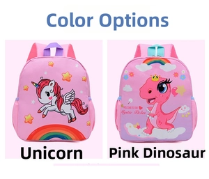 Detalle de mochilas rosas de dinosaurio y unicornio para niños con bolsillos de malla