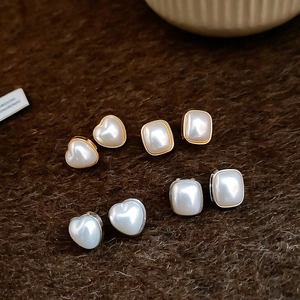 Détail de l'ensemble de boucles d'oreilles perles cœur et carrées avec cadres dorés