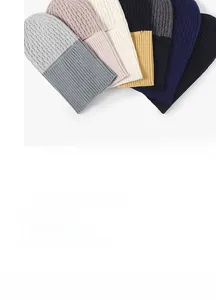 Vue détaillée de six bonnets en maille de diverses couleurs avec torsades tricotées