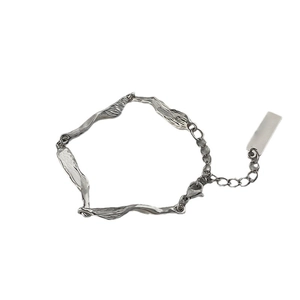 Bracciale minimalista in argento con texture lava irregolare e catena di estensione