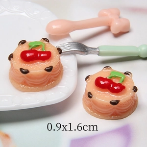 Miniatura di torta di fragole in resina per fai-da-te con ciliegina decorativa