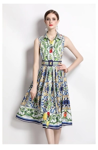Détail de la robe midi blanche avec imprimé carreaux colorés et boucle de ceinture assortie