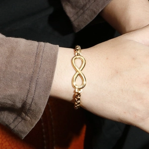 Detail eines Herren-Armbands mit Gold-Unendlichkeitssymbol und polierter Box-Kette