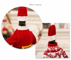 Detalle de las fundas de punto para botellas de vino navideñas con alces y cinturones