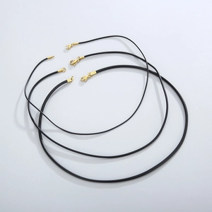 Trois cordons de collier en silicone noir avec fermoirs mousqueton dorés de longueurs variés