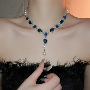 Gros plan détaillé du collier en pierres bleues et perles sur un mannequin style français