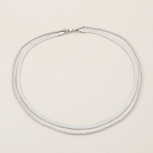 Détail du collier double rang en acier inoxydable argenté avec chaîne serpent et torsadée