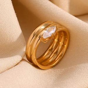 Bague multicouche plaquée or 18 carats avec zircone marquise sur fond de soie beige