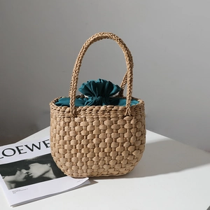 Sac à main minimaliste en paille tressée avec sac intérieur vert foncé pour la plage