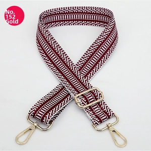 Dettaglio tracolla in cotone a righe bordeaux e beige con ganci in metallo dorato