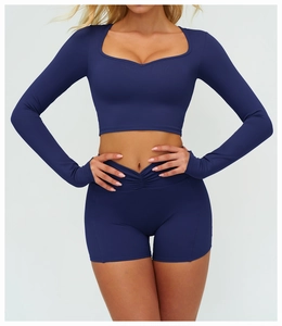 Détail de l'ensemble de yoga bleu foncé avec haut à col cœur et short à taille haute