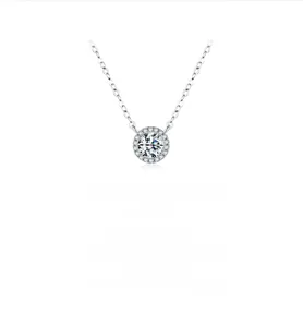 Dettaglio della collana in argento S925 con pendente in moissanite tonda halo