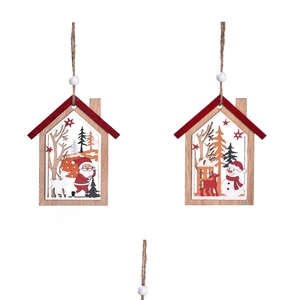 Vue détaillée d'ornements de Noël en bois découpés au laser avec motifs Père Noël et bonhomme