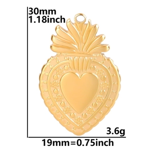 Détails d'un pendentif cœur doré avec motifs floraux et dimensions de 30mm sur 19mm